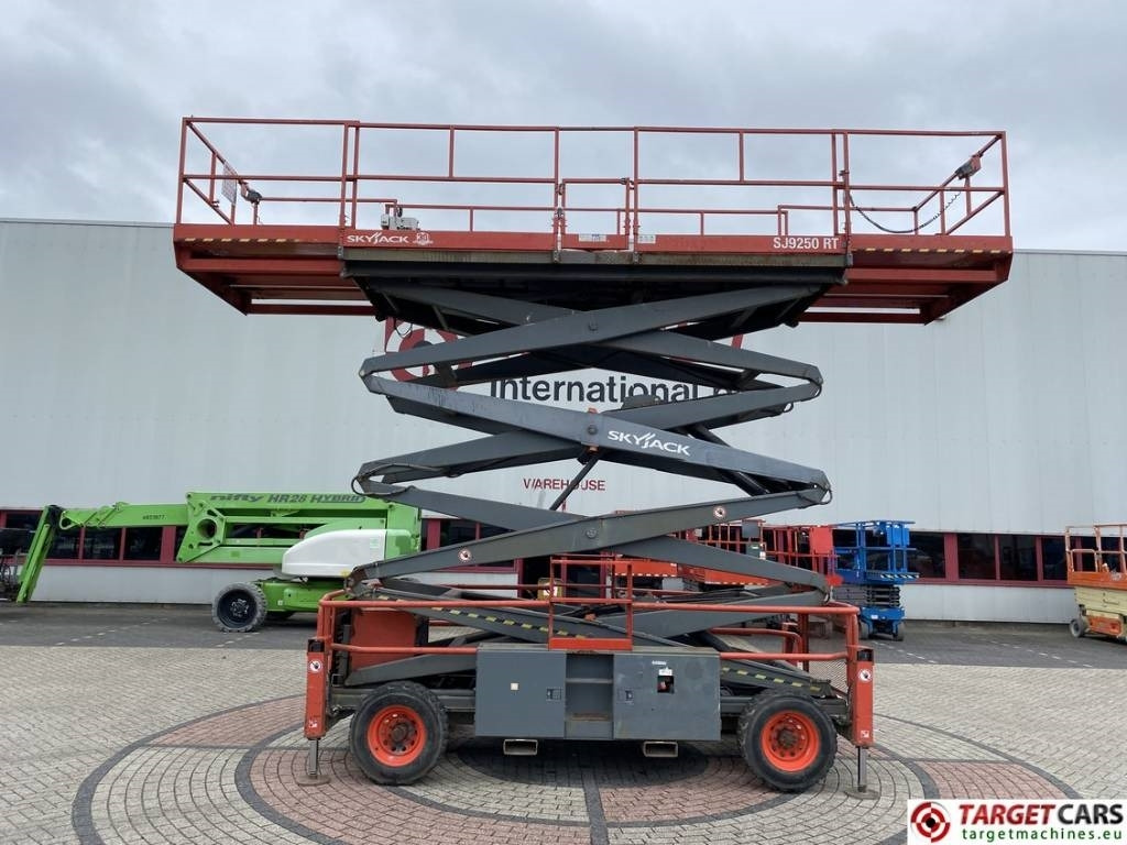 SkyJack SJ9250RT Diesel 4x4 Scissor Work Lift 1720cm  - Lift u obliku makaza: slika 5 SkyJack SJ9250RT Diesel 4x4 Scissor Work Lift 1720cm  - Lift u obliku makaza: slika 5