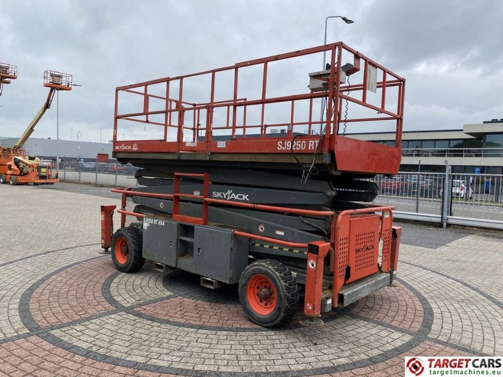 SkyJack SJ9250RT Diesel 4x4 Scissor Work Lift 1720cm  - Lift u obliku makaza: slika 2 SkyJack SJ9250RT Diesel 4x4 Scissor Work Lift 1720cm  - Lift u obliku makaza: slika 2