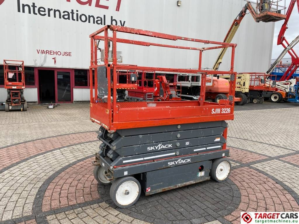 SkyJack SJIII-3226 Electric 3226 Scissor Work Lift 990cm  - Lift u obliku makaza: slika 1 SkyJack SJIII-3226 Electric 3226 Scissor Work Lift 990cm  - Lift u obliku makaza: slika 1
