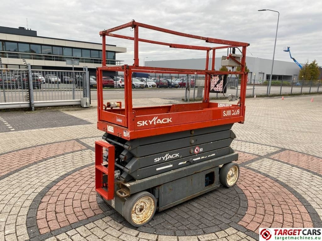 SkyJack SJIII-3226 Electric 3226 Scissor Work Lift 990cm  - Lift u obliku makaza: slika 3 SkyJack SJIII-3226 Electric 3226 Scissor Work Lift 990cm  - Lift u obliku makaza: slika 3