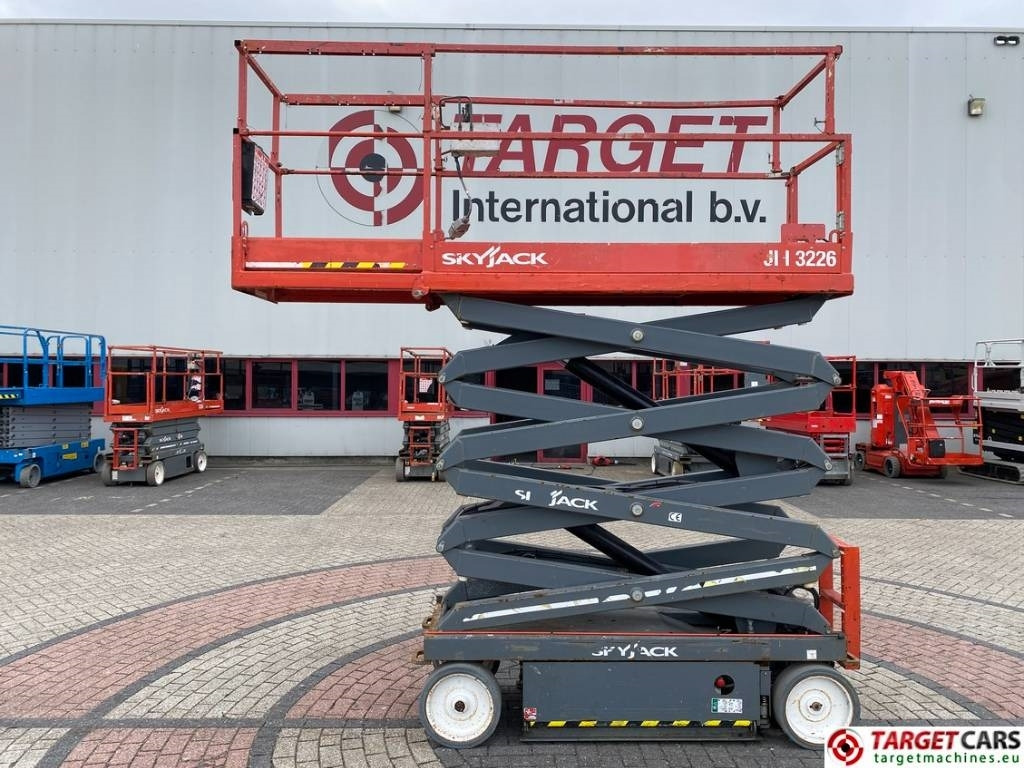SkyJack SJIII-3226 Electric 3226 Scissor Work Lift 990cm  - Lift u obliku makaza: slika 5 SkyJack SJIII-3226 Electric 3226 Scissor Work Lift 990cm  - Lift u obliku makaza: slika 5