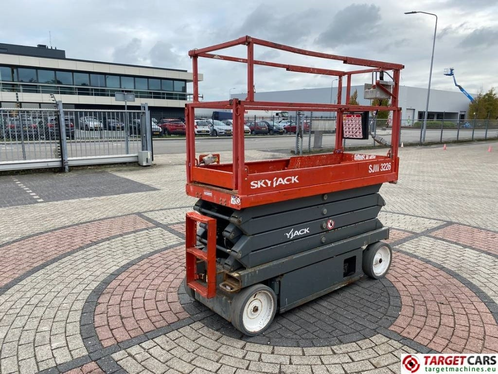 SkyJack SJIII-3226 Electric 3226 Scissor Work Lift 990cm  - Lift u obliku makaza: slika 3 SkyJack SJIII-3226 Electric 3226 Scissor Work Lift 990cm  - Lift u obliku makaza: slika 3
