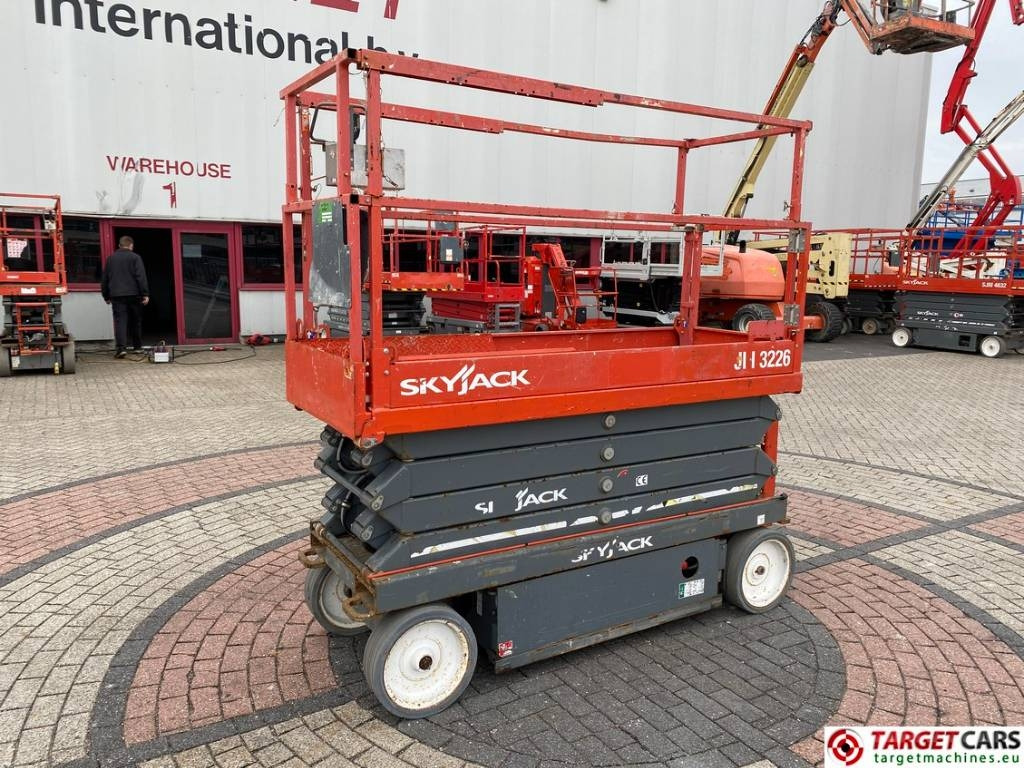 SkyJack SJIII-3226 Electric 3226 Scissor Work Lift 990cm  - Lift u obliku makaza: slika 1 SkyJack SJIII-3226 Electric 3226 Scissor Work Lift 990cm  - Lift u obliku makaza: slika 1