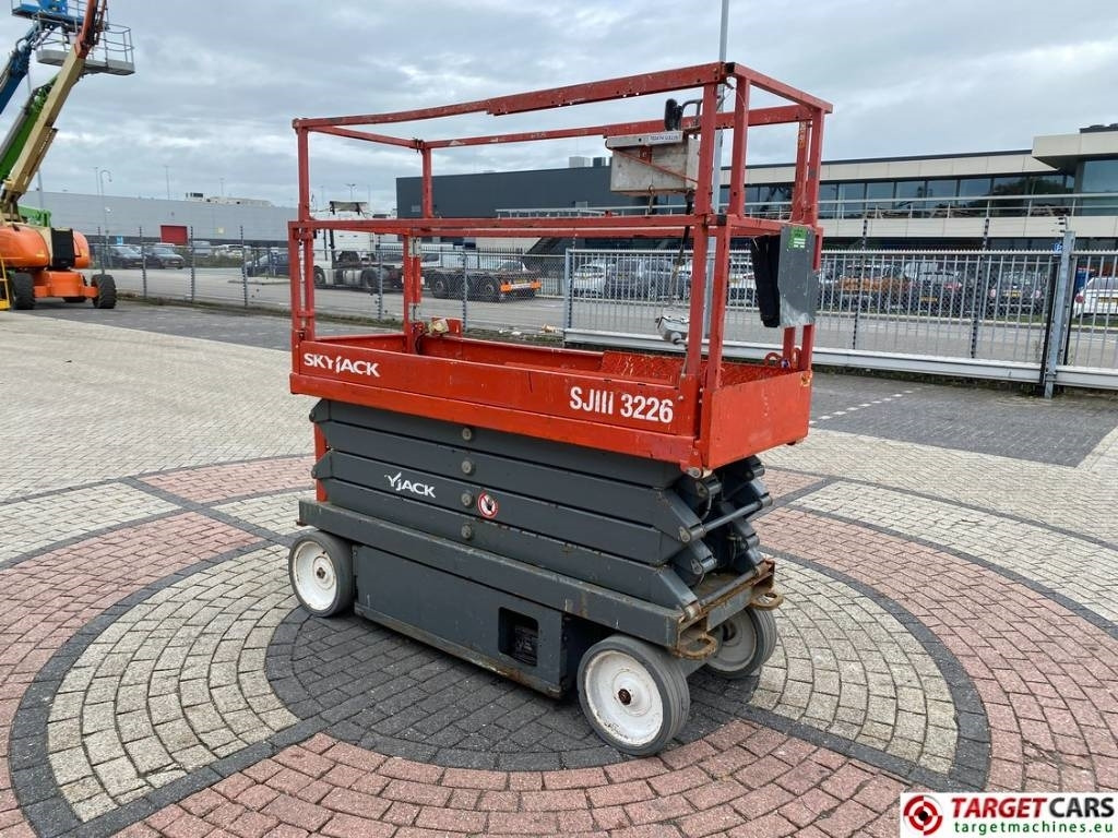 SkyJack SJIII-3226 Electric 3226 Scissor Work Lift 990cm  - Lift u obliku makaza: slika 2 SkyJack SJIII-3226 Electric 3226 Scissor Work Lift 990cm  - Lift u obliku makaza: slika 2