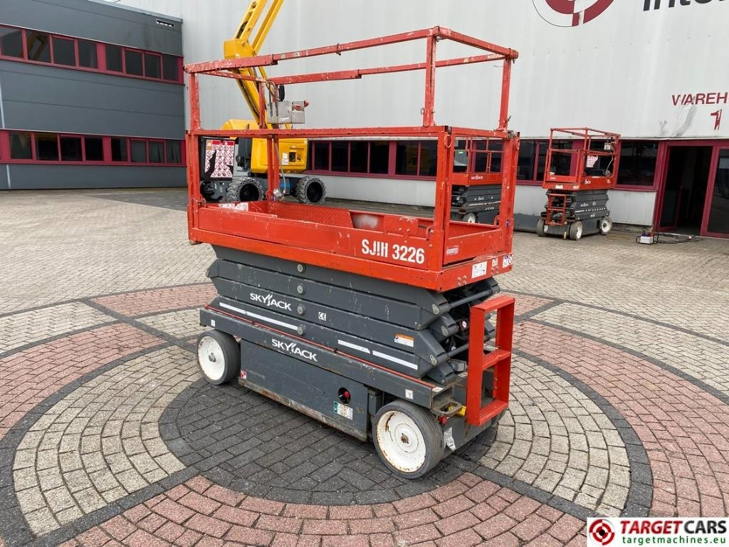 SkyJack SJIII-3226 Electric 3226 Scissor Work Lift 990cm  - Lift u obliku makaza: slika 4 SkyJack SJIII-3226 Electric 3226 Scissor Work Lift 990cm  - Lift u obliku makaza: slika 4