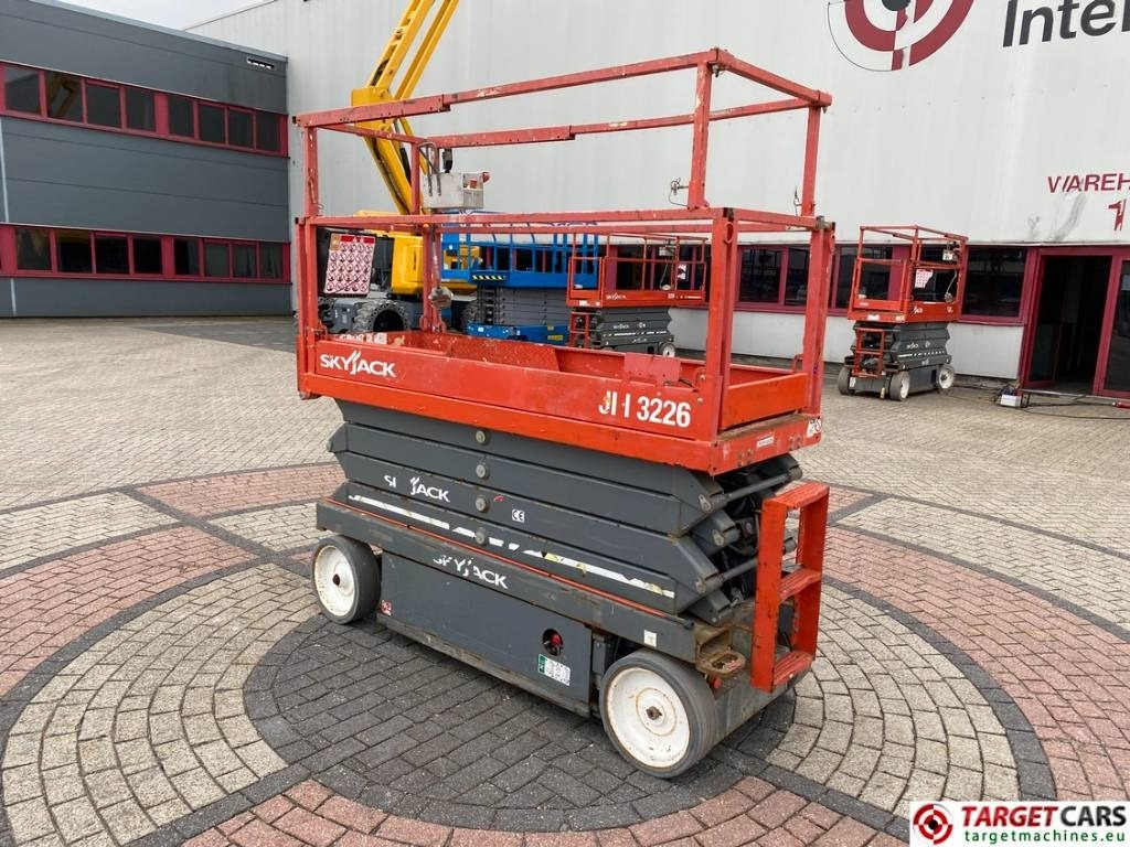 SkyJack SJIII-3226 Electric 3226 Scissor Work Lift 990cm  - Lift u obliku makaza: slika 4 SkyJack SJIII-3226 Electric 3226 Scissor Work Lift 990cm  - Lift u obliku makaza: slika 4