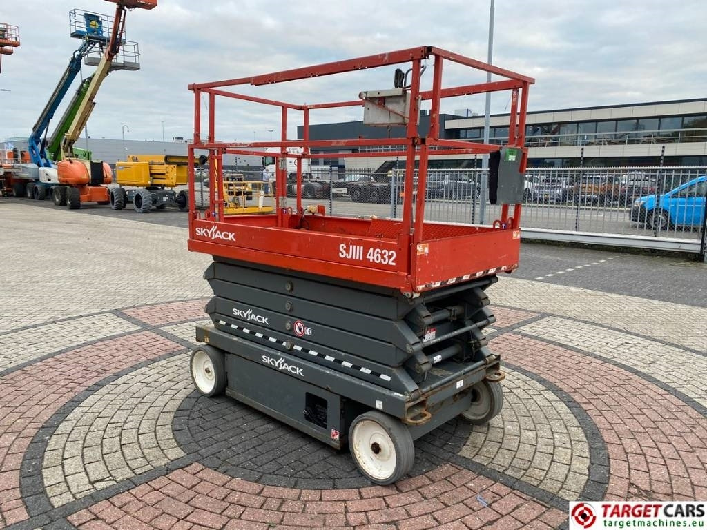 SkyJack SJIII-4632 Electric 4632 Scissor Work Lift 1170cm  - Lift u obliku makaza: slika 2 SkyJack SJIII-4632 Electric 4632 Scissor Work Lift 1170cm  - Lift u obliku makaza: slika 2