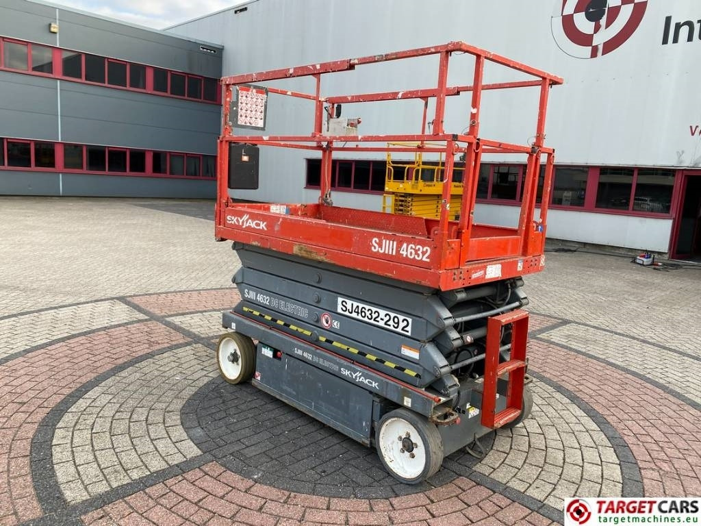 SkyJack SJIII-4632 Electric 4632 Scissor Work Lift 1170cm  - Lift u obliku makaza: slika 4 SkyJack SJIII-4632 Electric 4632 Scissor Work Lift 1170cm  - Lift u obliku makaza: slika 4