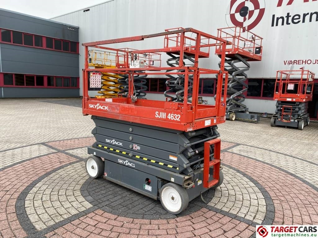 SkyJack SJIII-4632 Electric 4632 Scissor Work Lift 1170cm  - Lift u obliku makaza: slika 4 SkyJack SJIII-4632 Electric 4632 Scissor Work Lift 1170cm  - Lift u obliku makaza: slika 4