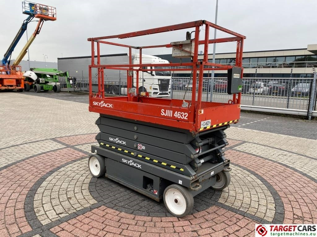 SkyJack SJIII-4632 Electric 4632 Scissor Work Lift 1170cm  - Lift u obliku makaza: slika 2 SkyJack SJIII-4632 Electric 4632 Scissor Work Lift 1170cm  - Lift u obliku makaza: slika 2