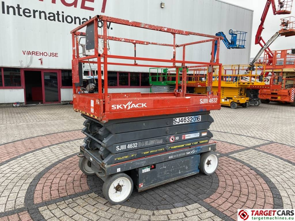 SkyJack SJIII-4632 Electric 4632 Scissor Work Lift 1170cm - Lift u obliku makaza: slika 1 SkyJack SJIII-4632 Electric 4632 Scissor Work Lift 1170cm - Lift u obliku makaza: slika 1
