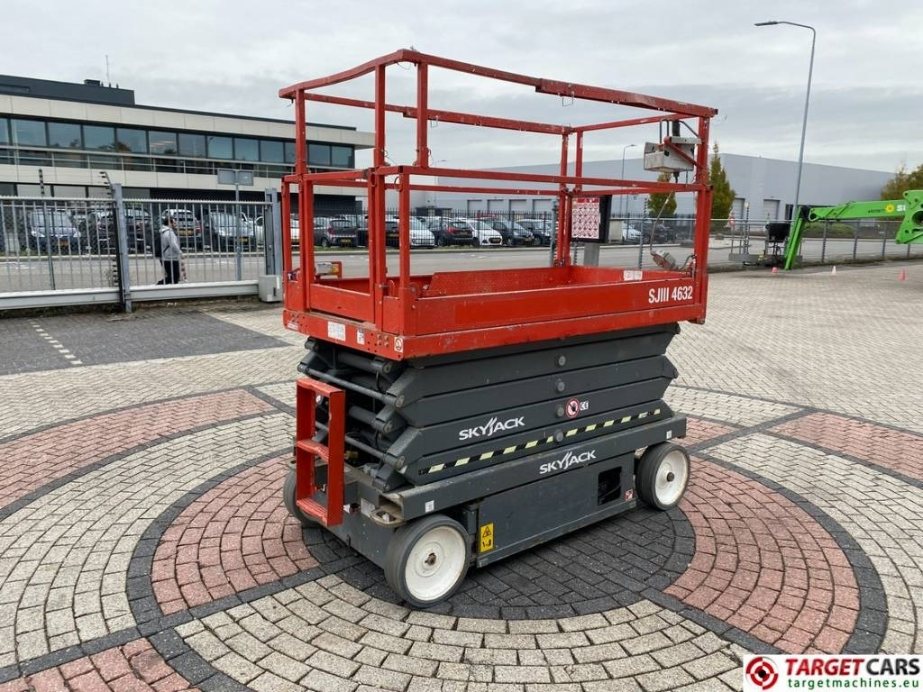 SkyJack SJIII-4632 Electric 4632 Scissor Work Lift 1170cm  - Lift u obliku makaza: slika 3 SkyJack SJIII-4632 Electric 4632 Scissor Work Lift 1170cm  - Lift u obliku makaza: slika 3