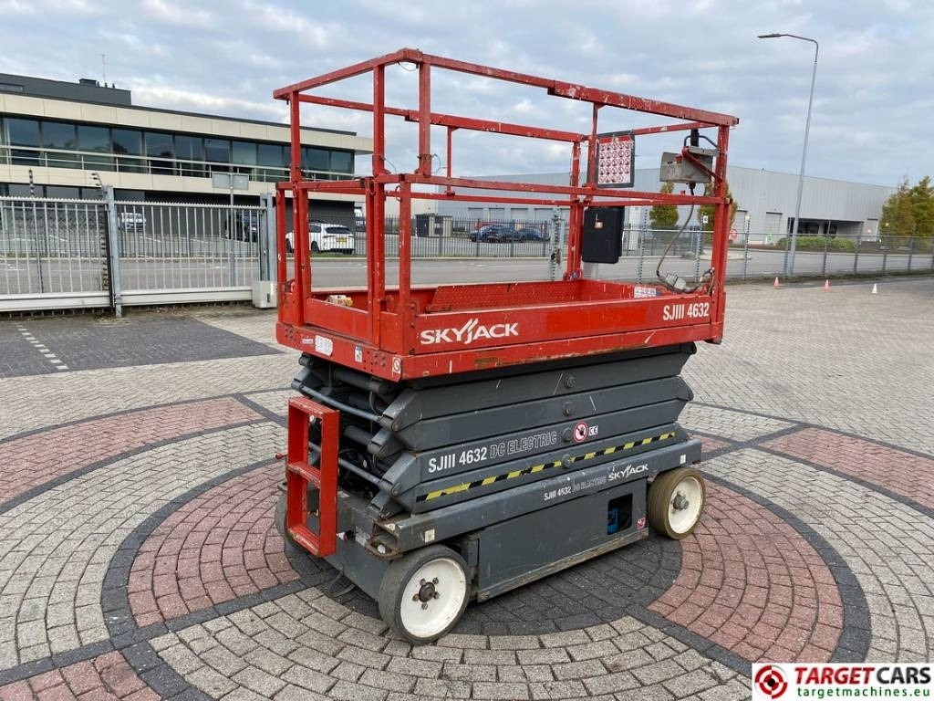 SkyJack SJIII-4632 Electric 4632 Scissor Work Lift 1170cm  - Lift u obliku makaza: slika 3 SkyJack SJIII-4632 Electric 4632 Scissor Work Lift 1170cm  - Lift u obliku makaza: slika 3