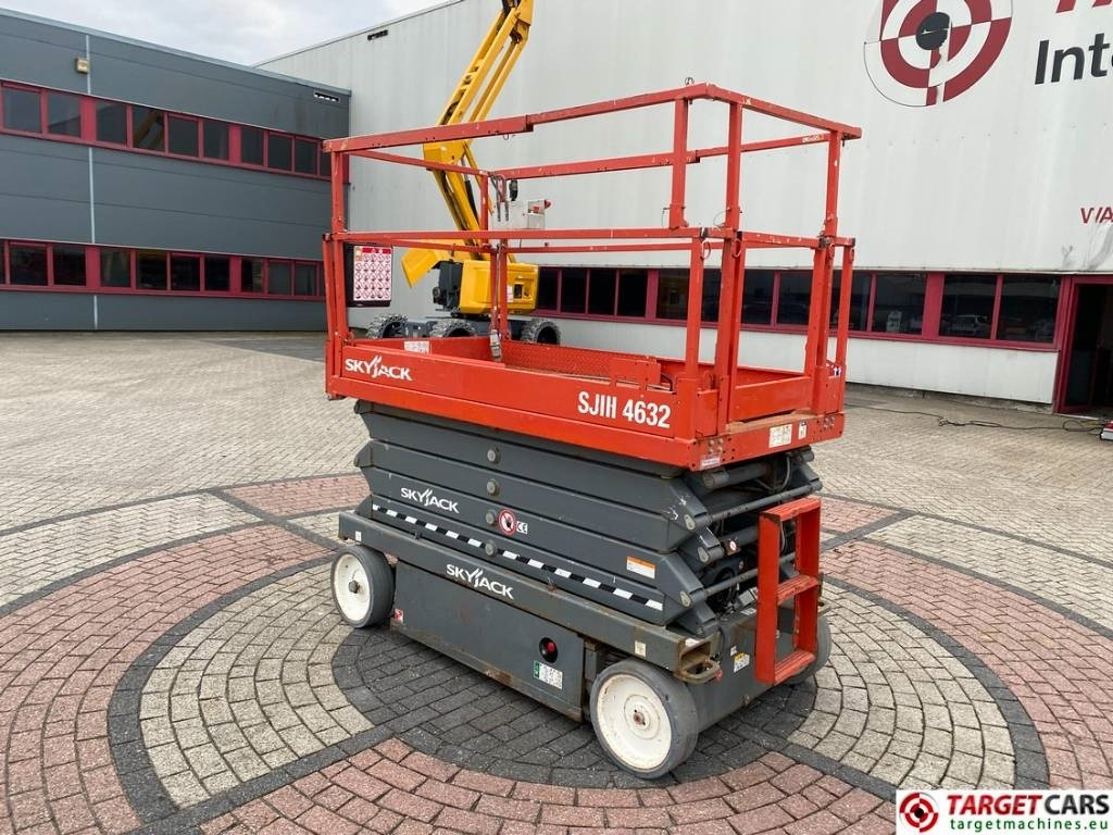 SkyJack SJIII-4632 Electric 4632 Scissor Work Lift 1170cm  - Lift u obliku makaza: slika 4 SkyJack SJIII-4632 Electric 4632 Scissor Work Lift 1170cm  - Lift u obliku makaza: slika 4