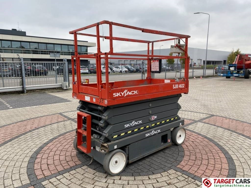 SkyJack SJIII-4632 Electric 4632 Scissor Work Lift 1170cm  - Lift u obliku makaza: slika 3 SkyJack SJIII-4632 Electric 4632 Scissor Work Lift 1170cm  - Lift u obliku makaza: slika 3
