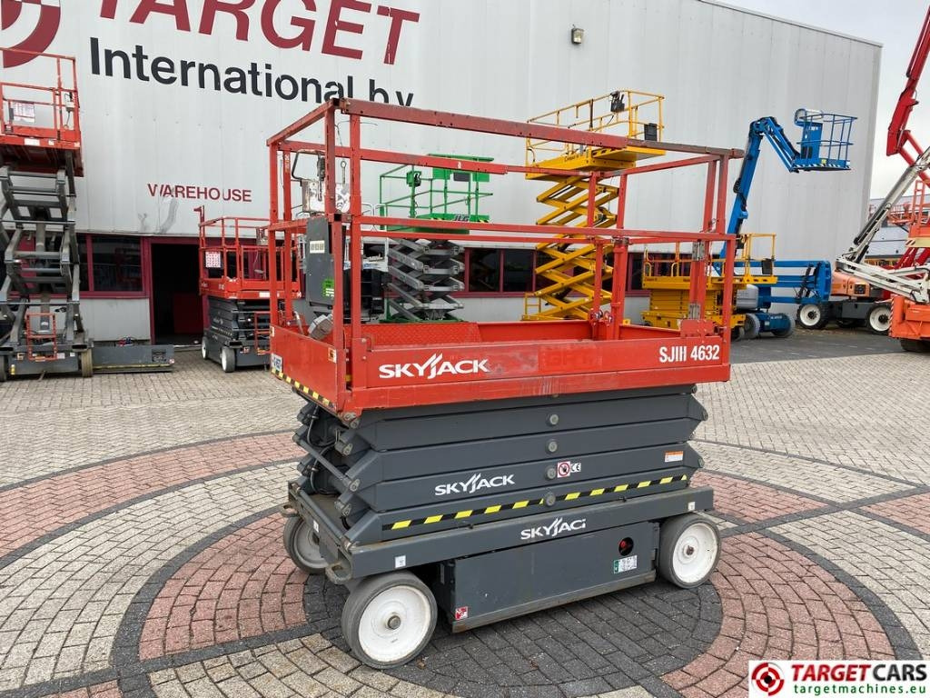 SkyJack SJIII-4632 Electric 4632 Scissor Work Lift 1170cm  - Lift u obliku makaza: slika 1 SkyJack SJIII-4632 Electric 4632 Scissor Work Lift 1170cm  - Lift u obliku makaza: slika 1