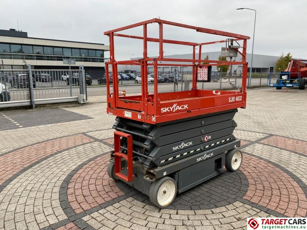SkyJack SJIII-4632 Electric 4632 Scissor Work lift 1170cm  - Lift u obliku makaza: slika 3 SkyJack SJIII-4632 Electric 4632 Scissor Work lift 1170cm  - Lift u obliku makaza: slika 3