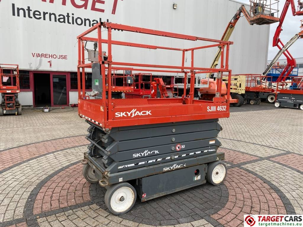 SkyJack SJIII-4632 Electric Scissor Work Lift 1170cm  - Lift u obliku makaza: slika 1 SkyJack SJIII-4632 Electric Scissor Work Lift 1170cm  - Lift u obliku makaza: slika 1