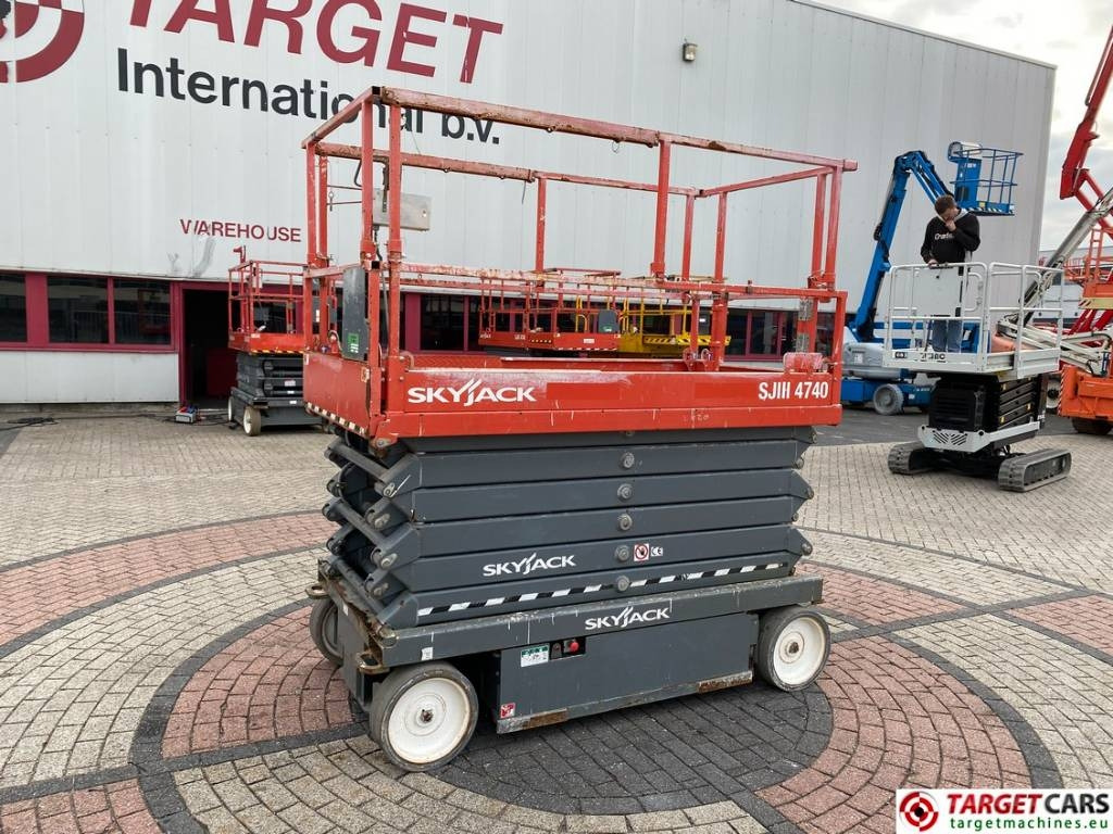 SkyJack SJIII-4740 Electric 4740 Scissor Work Lift 1380cm - Lift u obliku makaza: slika 1 SkyJack SJIII-4740 Electric 4740 Scissor Work Lift 1380cm - Lift u obliku makaza: slika 1