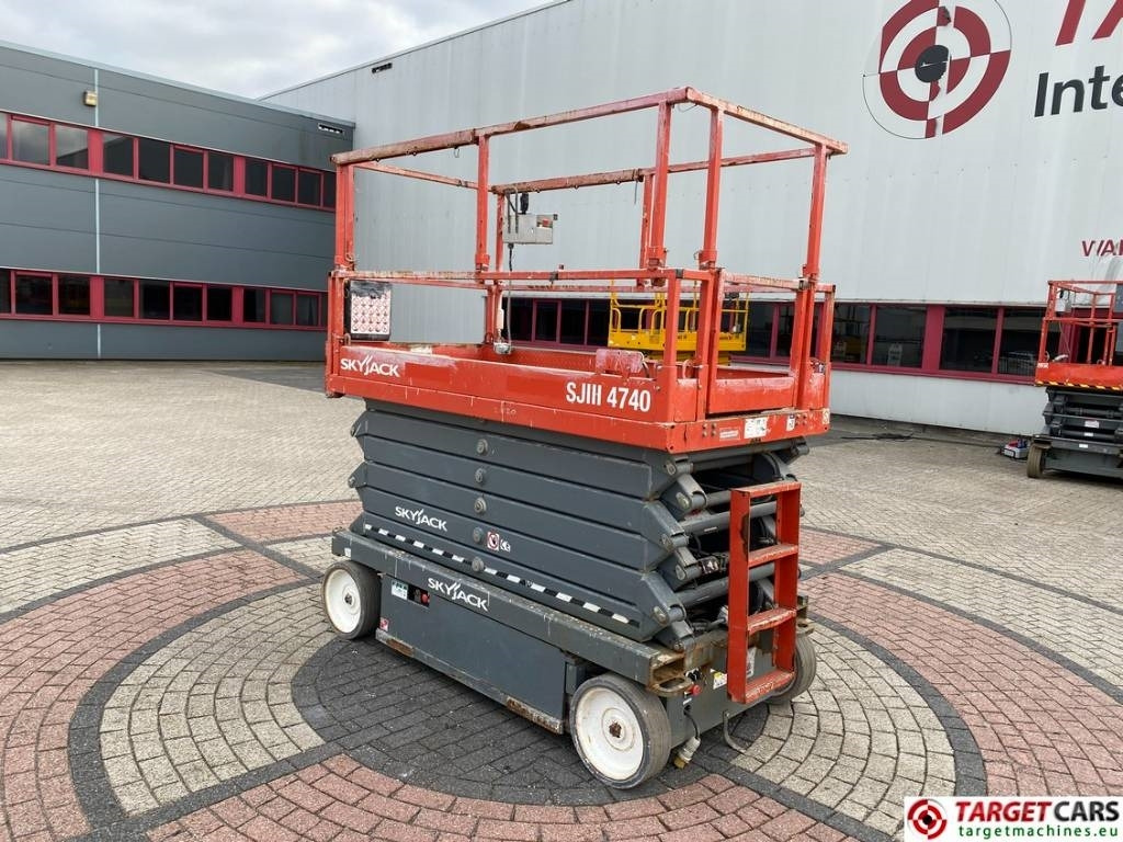 SkyJack SJIII-4740 Electric 4740 Scissor Work Lift 1380cm - Lift u obliku makaza: slika 4 SkyJack SJIII-4740 Electric 4740 Scissor Work Lift 1380cm - Lift u obliku makaza: slika 4