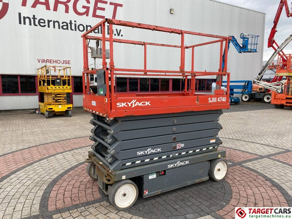 SkyJack SJIII-4740 Electric 4740 Scissor Work Lift 1380cm - Lift u obliku makaza: slika 1 SkyJack SJIII-4740 Electric 4740 Scissor Work Lift 1380cm - Lift u obliku makaza: slika 1