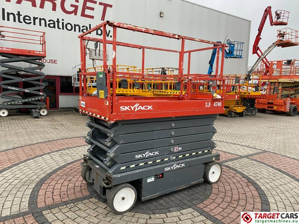 SkyJack SJIII-4740 Electric 4740 Scissor Work Lift 1380cm - Lift u obliku makaza: slika 1 SkyJack SJIII-4740 Electric 4740 Scissor Work Lift 1380cm - Lift u obliku makaza: slika 1