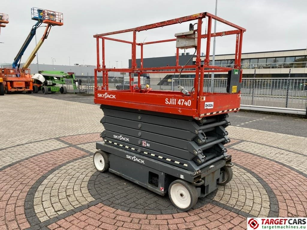 SkyJack SJIII-4740 Electric 4740 Scissor Work Lift 1380cm - Lift u obliku makaza: slika 2 SkyJack SJIII-4740 Electric 4740 Scissor Work Lift 1380cm - Lift u obliku makaza: slika 2