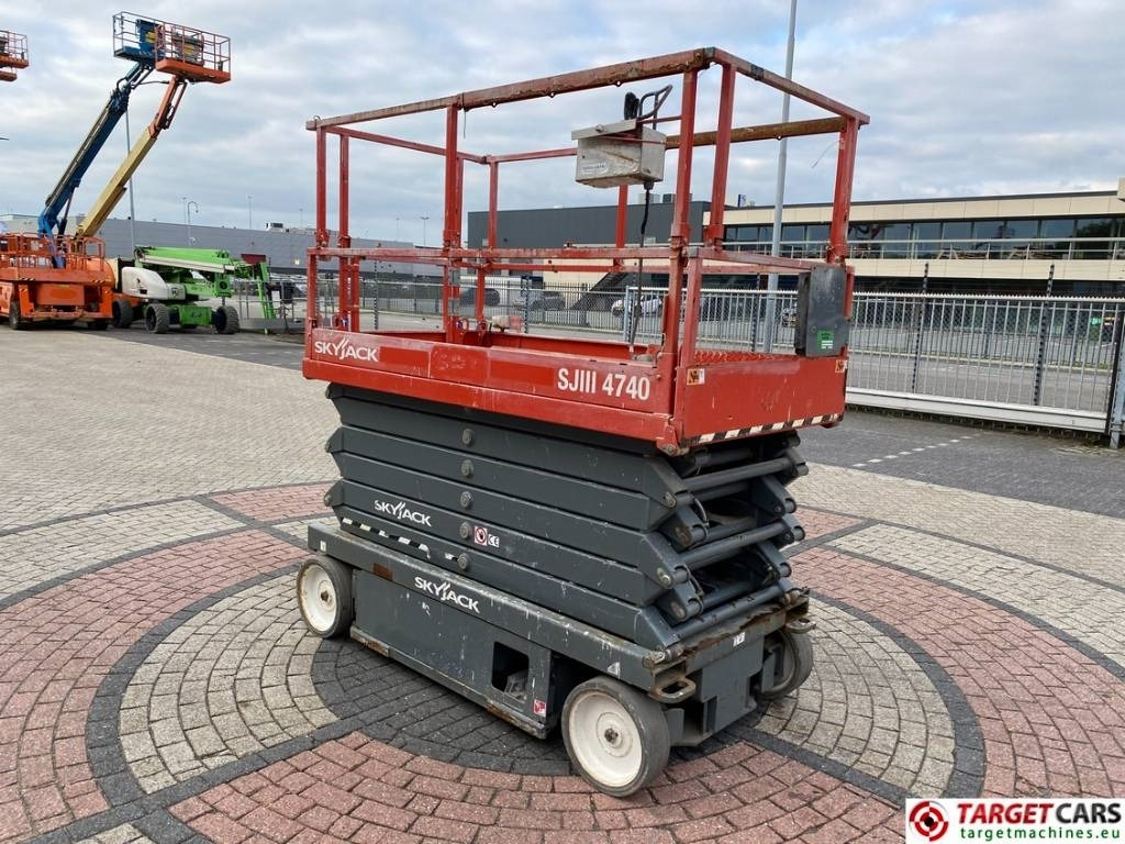 SkyJack SJIII-4740 Electric 4740 Scissor Work Lift 1380cm - Lift u obliku makaza: slika 2 SkyJack SJIII-4740 Electric 4740 Scissor Work Lift 1380cm - Lift u obliku makaza: slika 2