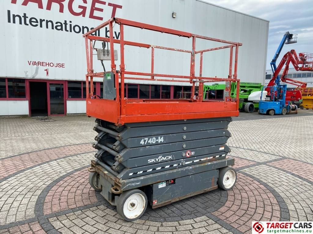 SkyJack SJIII-4740 Electric Scissor Work Lift 1380cm - Lift u obliku makaza: slika 1 SkyJack SJIII-4740 Electric Scissor Work Lift 1380cm - Lift u obliku makaza: slika 1