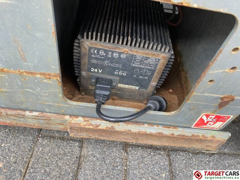 Lift u obliku makaza SkyJack SJIII-4740 Electric Scissor Work Lift 1380cm: slika 16 Lift u obliku makaza SkyJack SJIII-4740 Electric Scissor Work Lift 1380cm: slika 16