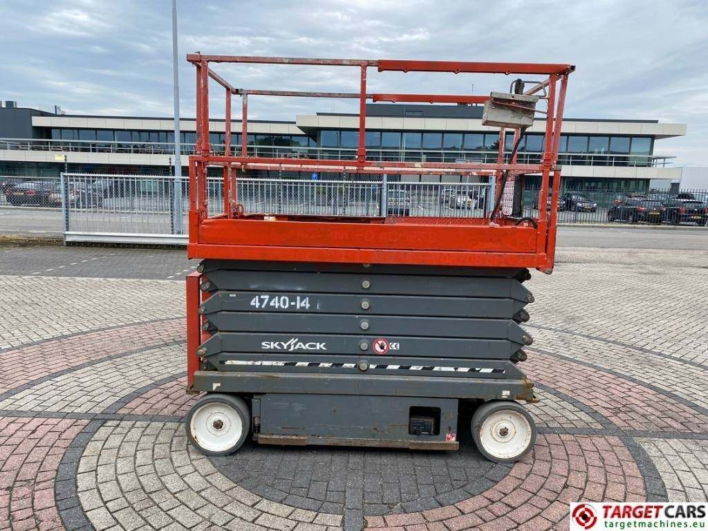 Lift u obliku makaza SkyJack SJIII-4740 Electric Scissor Work Lift 1380cm: slika 29 Lift u obliku makaza SkyJack SJIII-4740 Electric Scissor Work Lift 1380cm: slika 29