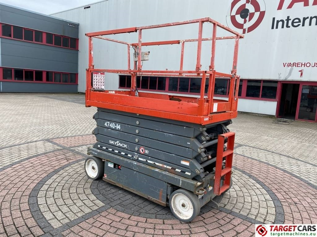 SkyJack SJIII-4740 Electric Scissor Work Lift 1380cm - Lift u obliku makaza: slika 4 SkyJack SJIII-4740 Electric Scissor Work Lift 1380cm - Lift u obliku makaza: slika 4