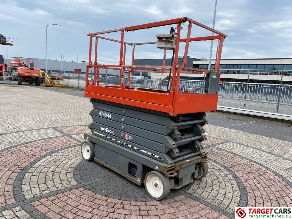 SkyJack SJIII-4740 Electric Scissor Work Lift 1380cm - Lift u obliku makaza: slika 2 SkyJack SJIII-4740 Electric Scissor Work Lift 1380cm - Lift u obliku makaza: slika 2