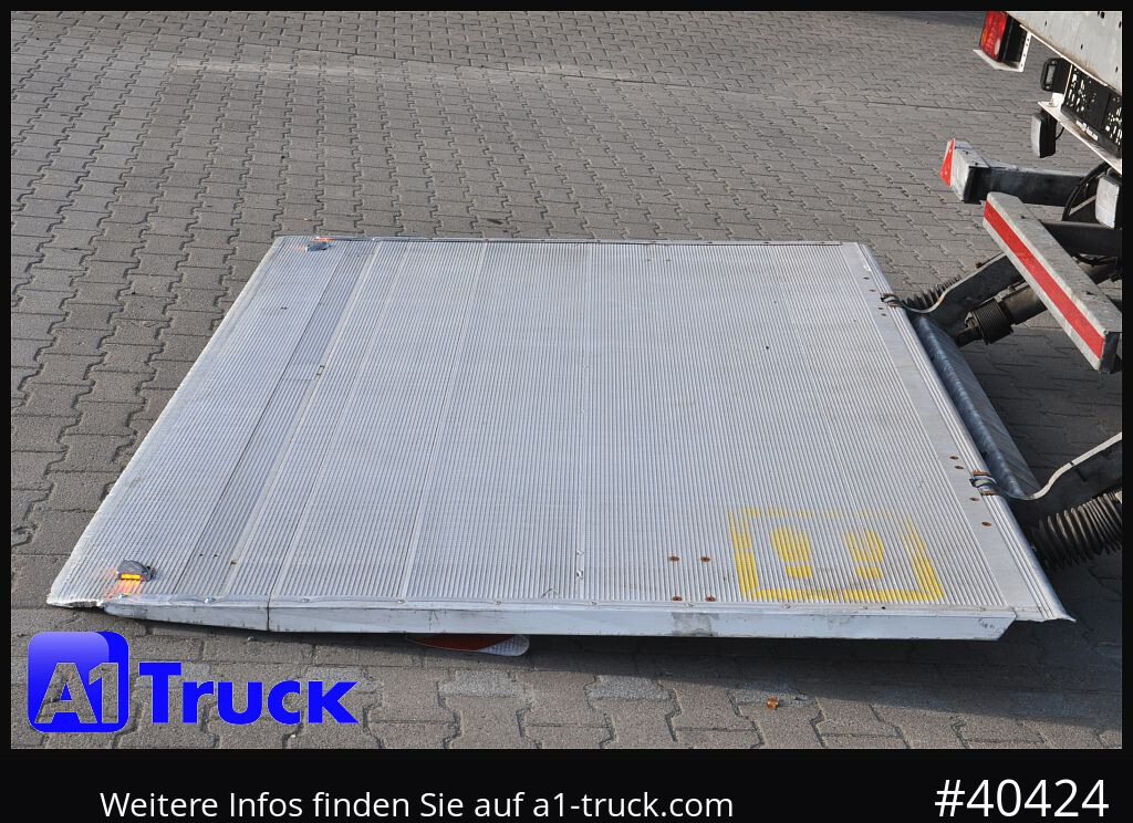 SCHMITZ Getränke, Lenkachse, LBW, Ladebordwand, kurzer Aufbau - Poluprikolica sa ceradom: slika 2 SCHMITZ Getränke, Lenkachse, LBW, Ladebordwand, kurzer Aufbau - Poluprikolica sa ceradom: slika 2