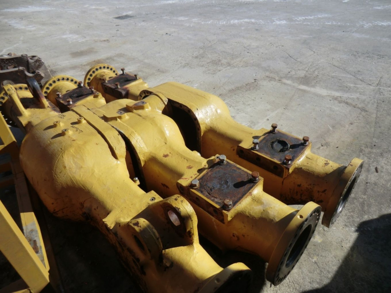 Caterpillar 735 ALLOGGIAMENTO ASSALE CENTRALE - Osovina i delovi za Građevinska mašina: slika 3 Caterpillar 735 ALLOGGIAMENTO ASSALE CENTRALE - Osovina i delovi za Građevinska mašina: slika 3