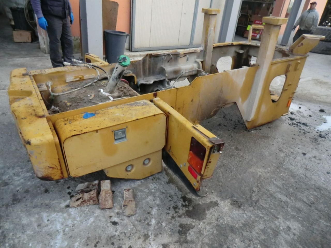 Caterpillar 928G TELAIO POSTERIORE COMPLETO DI SERBATOIO GASOLIO E CONTRAPPESI LATERALI - Rezervoar za gorivo za Građevinska mašina: slika 4 Caterpillar 928G TELAIO POSTERIORE COMPLETO DI SERBATOIO GASOLIO E CONTRAPPESI LATERALI - Rezervoar za gorivo za Građevinska mašina: slika 4
