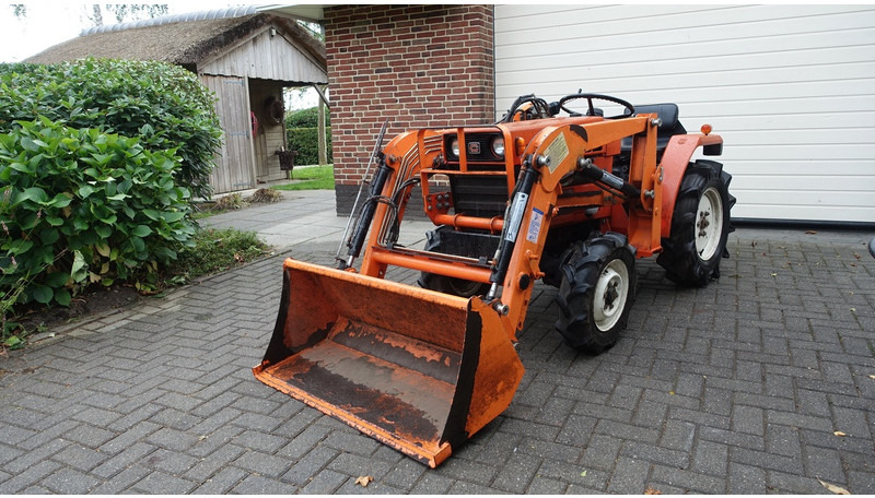 Hinomoto C144 4x4 met frontlader - Traktor: slika 1 Hinomoto C144 4x4 met frontlader - Traktor: slika 1