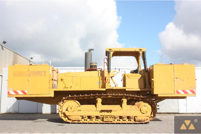 Caterpillar D6E Fuel tanker - Kamion: slika 1 Caterpillar D6E Fuel tanker - Kamion: slika 1