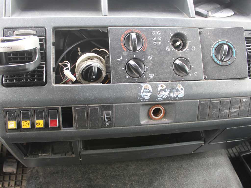 Kamion sa ceradom MAN LE 12.220, EURO 3, HYDRAULIC FRONT, TIRES 80%: slika 13