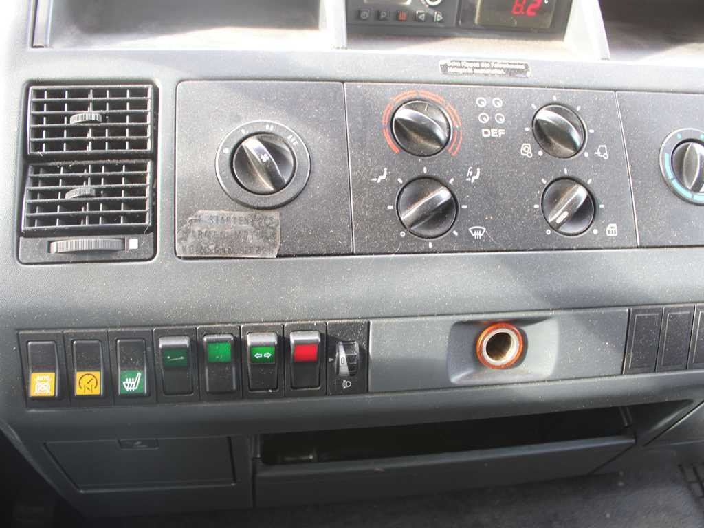 Kamion sa hidrauličnom kukom MAN LE 8.180, EURO 3, BEACONS, CONTAINER HOOK CARRIER: slika 12