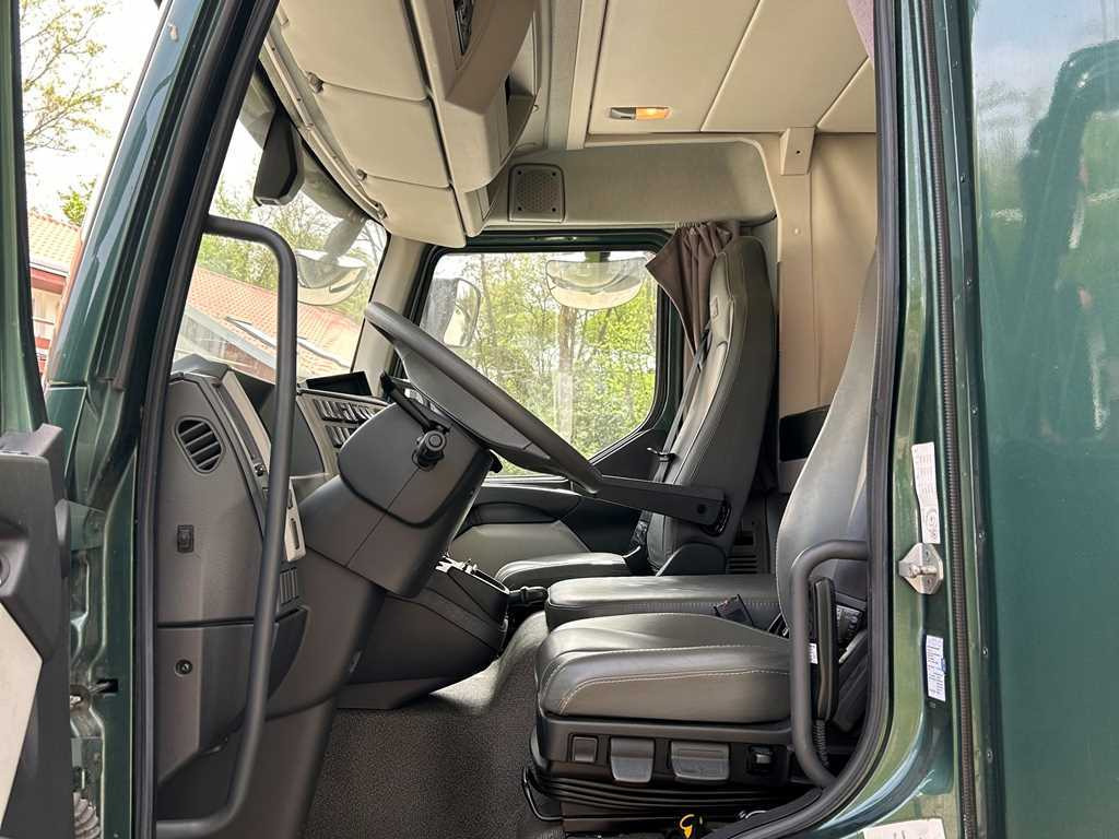 Volvo STX FL, FOR 6 PEOPLE, FOR TRANSPORTING FIVE HORSES, CAMERA, 2X HYDRAULIC FRONT - Kamion za prevoz konja: slika 3 Volvo STX FL, FOR 6 PEOPLE, FOR TRANSPORTING FIVE HORSES, CAMERA, 2X HYDRAULIC FRONT - Kamion za prevoz konja: slika 3