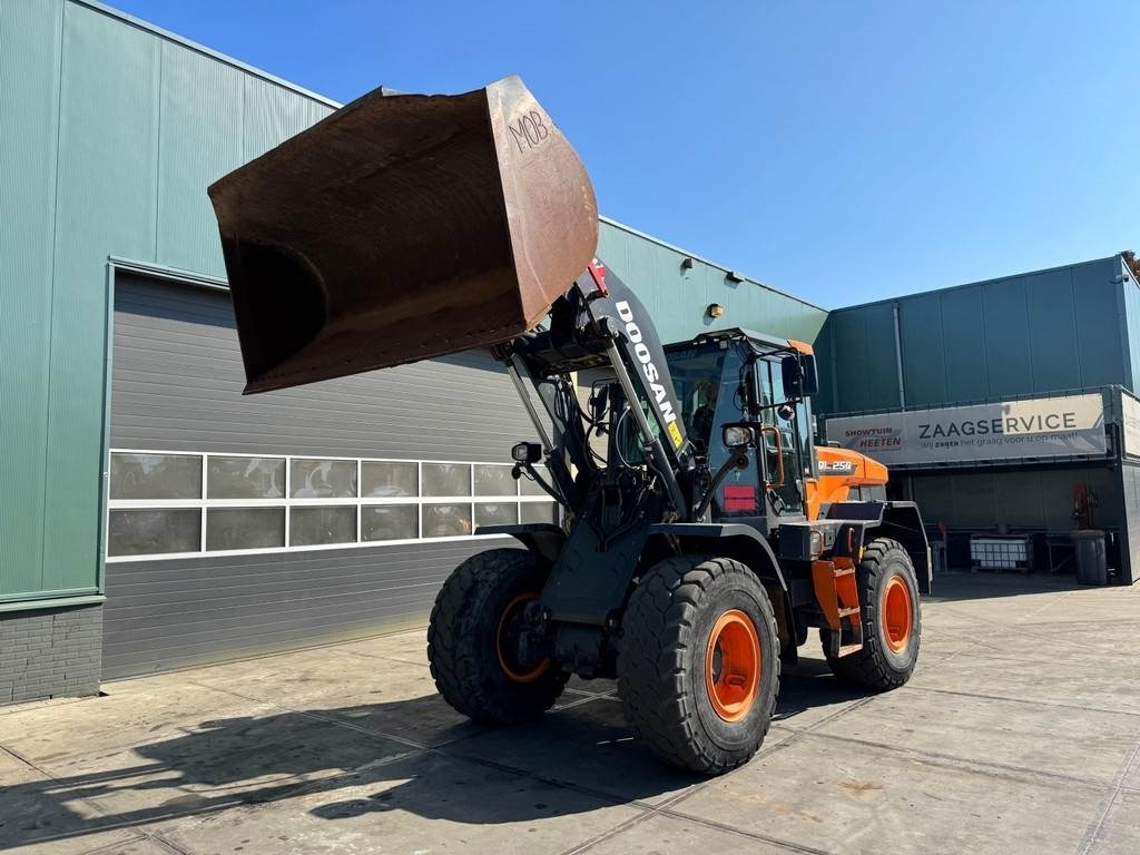 Doosan DL250-7 - Utovarivač točkaš: slika 3 Doosan DL250-7 - Utovarivač točkaš: slika 3