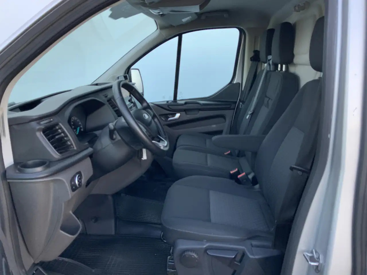 Ford Transit Custom 300 2.0 TDCI L1H1 Limited Airco Cruise Camera 3 Zi - Furgon: slika 4 Ford Transit Custom 300 2.0 TDCI L1H1 Limited Airco Cruise Camera 3 Zi - Furgon: slika 4