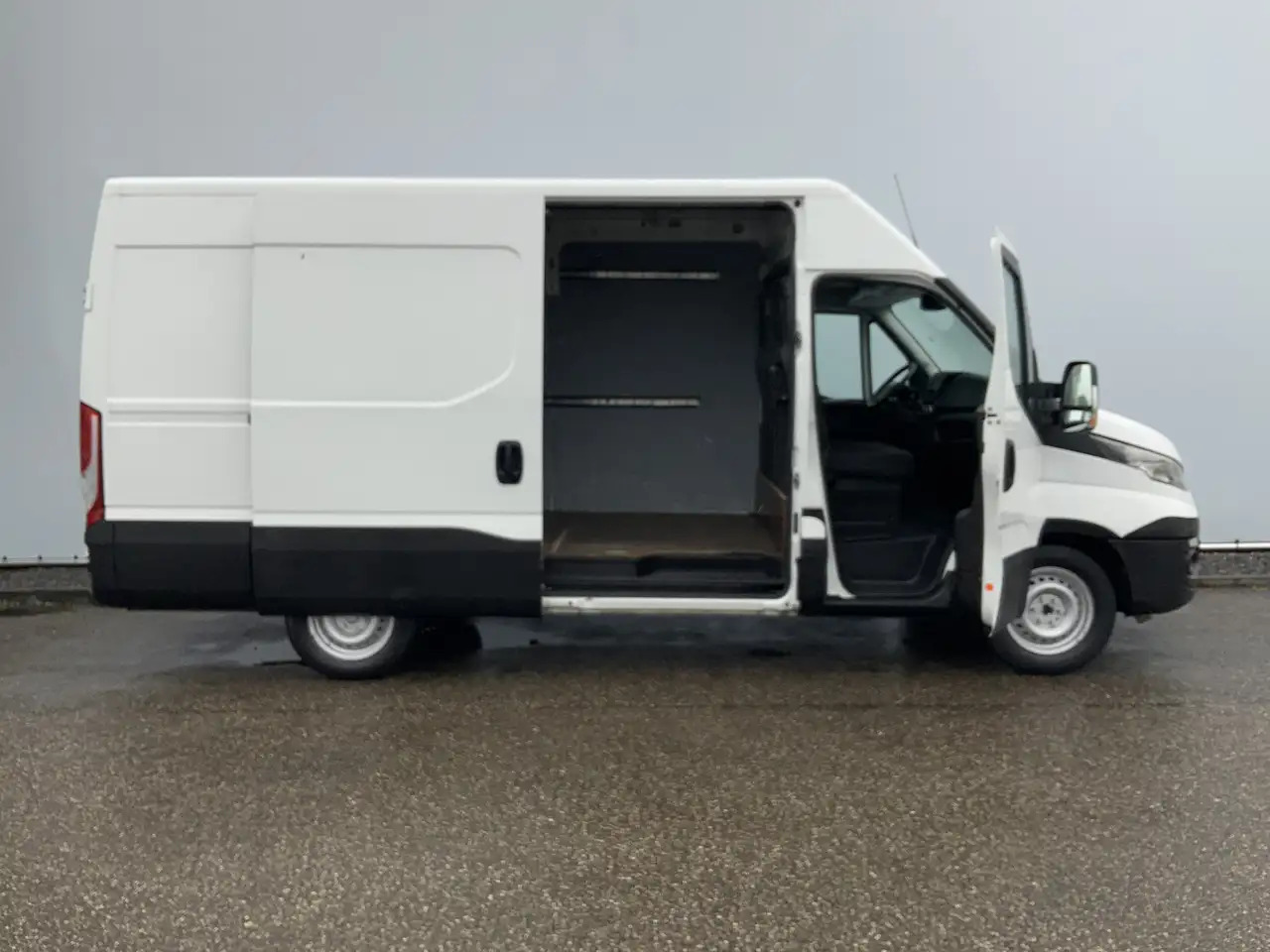 Iveco Daily 35S13V 2.3 352 H2 L3 Airco 3 Zits Opstap Euro 5 - Furgon: slika 4 Iveco Daily 35S13V 2.3 352 H2 L3 Airco 3 Zits Opstap Euro 5 - Furgon: slika 4