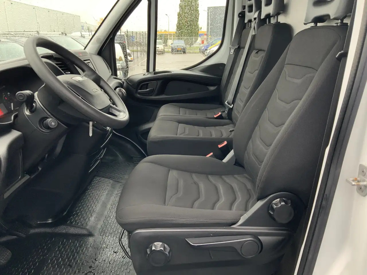 Iveco Daily 35S13V 2.3 352 H2 L3 Airco 3 Zits Opstap Euro 5 - Furgon: slika 5 Iveco Daily 35S13V 2.3 352 H2 L3 Airco 3 Zits Opstap Euro 5 - Furgon: slika 5