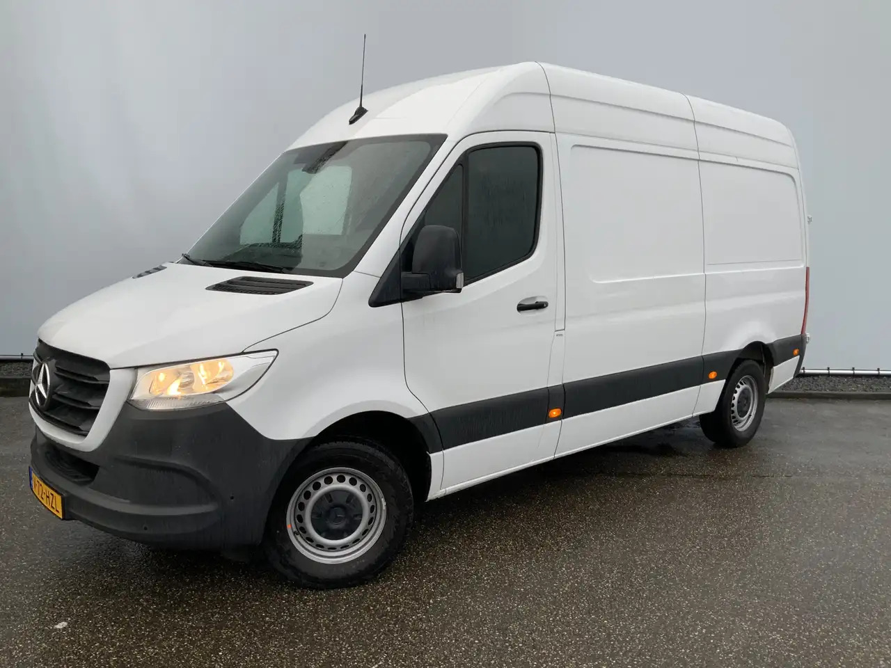 Mercedes-Benz Sprinter 317 1.9 CDI L2H2 Automaat Airco Cruise Navi Camera - Furgon: slika 1 Mercedes-Benz Sprinter 317 1.9 CDI L2H2 Automaat Airco Cruise Navi Camera - Furgon: slika 1