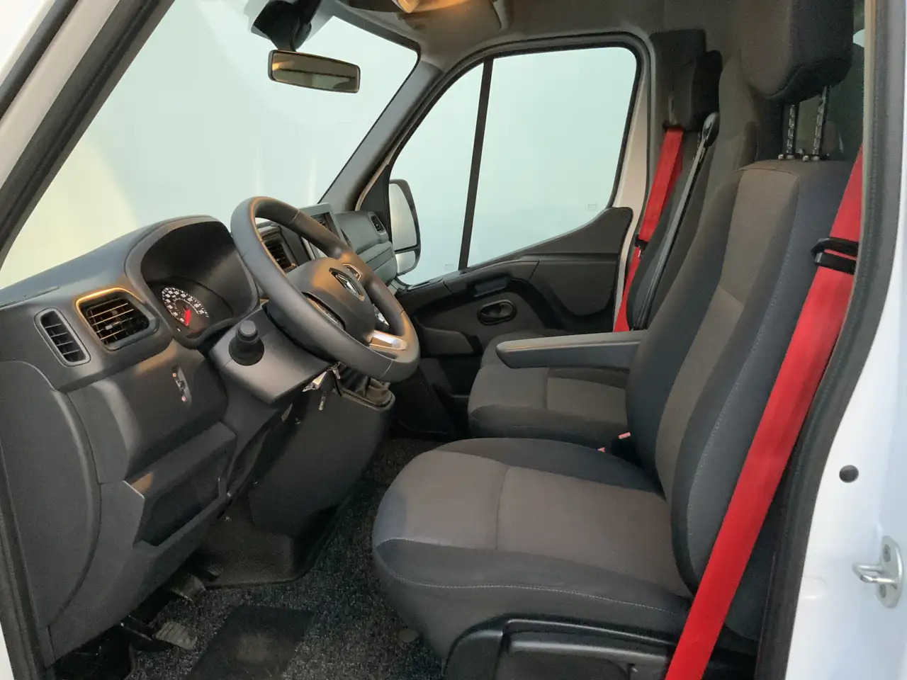 Renault Master T35 2.3 dCi 145 L3 Meubelbak&Klep Zijdeur Airco Cr - Dostavno vozilo sa zatvorenim sandukom: slika 4 Renault Master T35 2.3 dCi 145 L3 Meubelbak&Klep Zijdeur Airco Cr - Dostavno vozilo sa zatvorenim sandukom: slika 4
