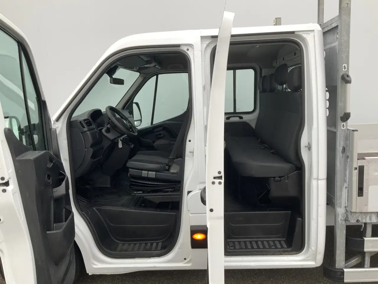 Renault Master T35 2.3 dCi 165 L4 Dub Cab PickUp Navi 6 Zits Trek - Dostavno vozilo s ravnom platformom: slika 4 Renault Master T35 2.3 dCi 165 L4 Dub Cab PickUp Navi 6 Zits Trek - Dostavno vozilo s ravnom platformom: slika 4