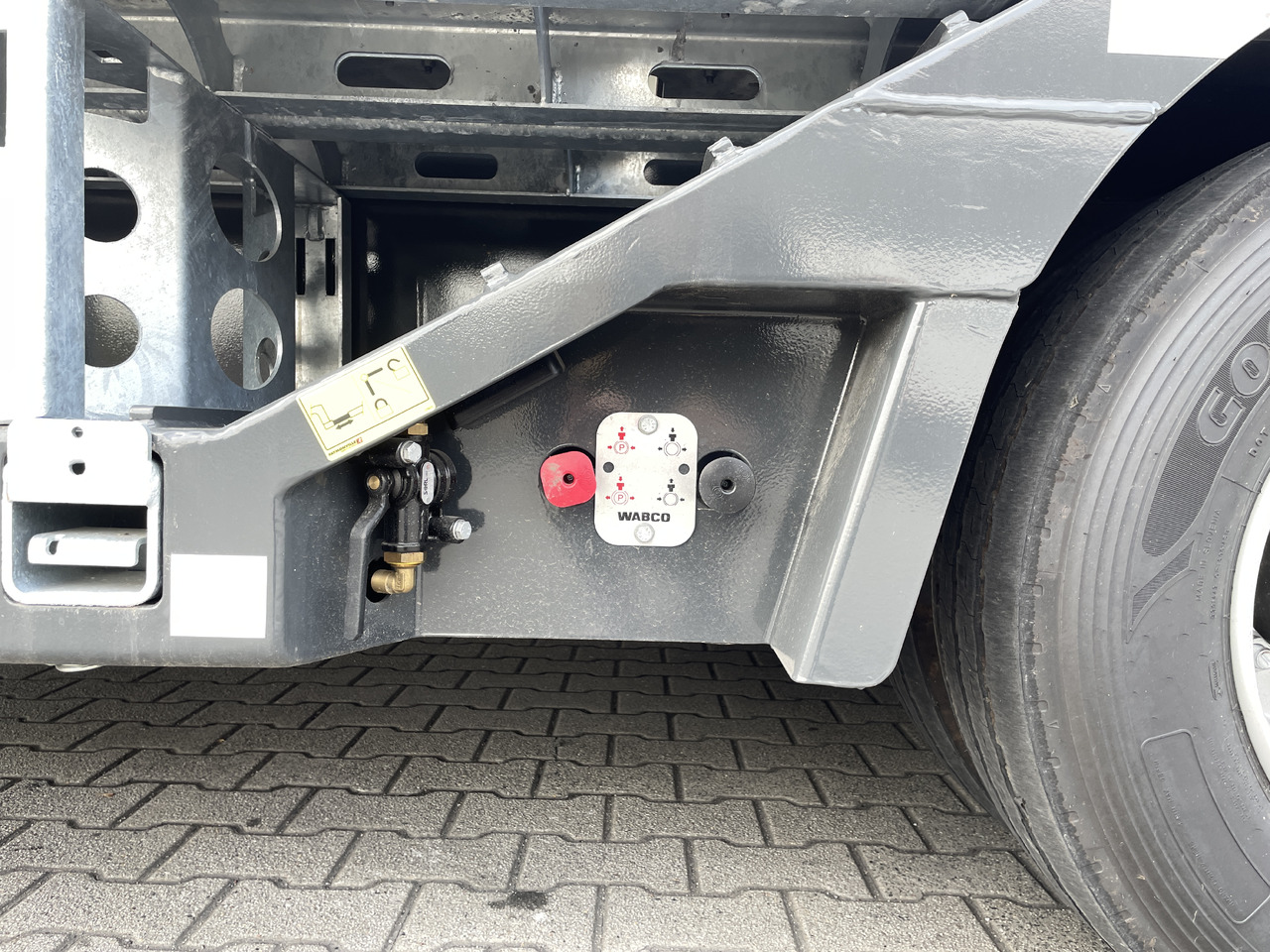 Faymonville 4-(2+2)-Achs-Tele-Semi m. Radmulden u. Rampen - Niska poluprikolica za prevoz: slika 4 Faymonville 4-(2+2)-Achs-Tele-Semi m. Radmulden u. Rampen - Niska poluprikolica za prevoz: slika 4