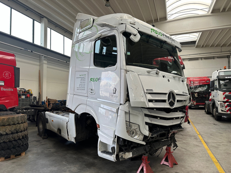 Mercedes-Benz Actros 2145 - Tegljač: slika 2 Mercedes-Benz Actros 2145 - Tegljač: slika 2